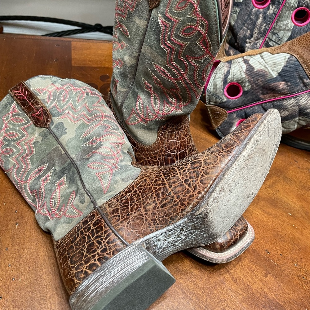 US.size 9B Ariat women’s cowboy style boots ..